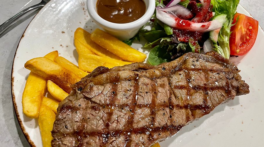 Local Eats: Where to Find the Best Food in Hawks Nest